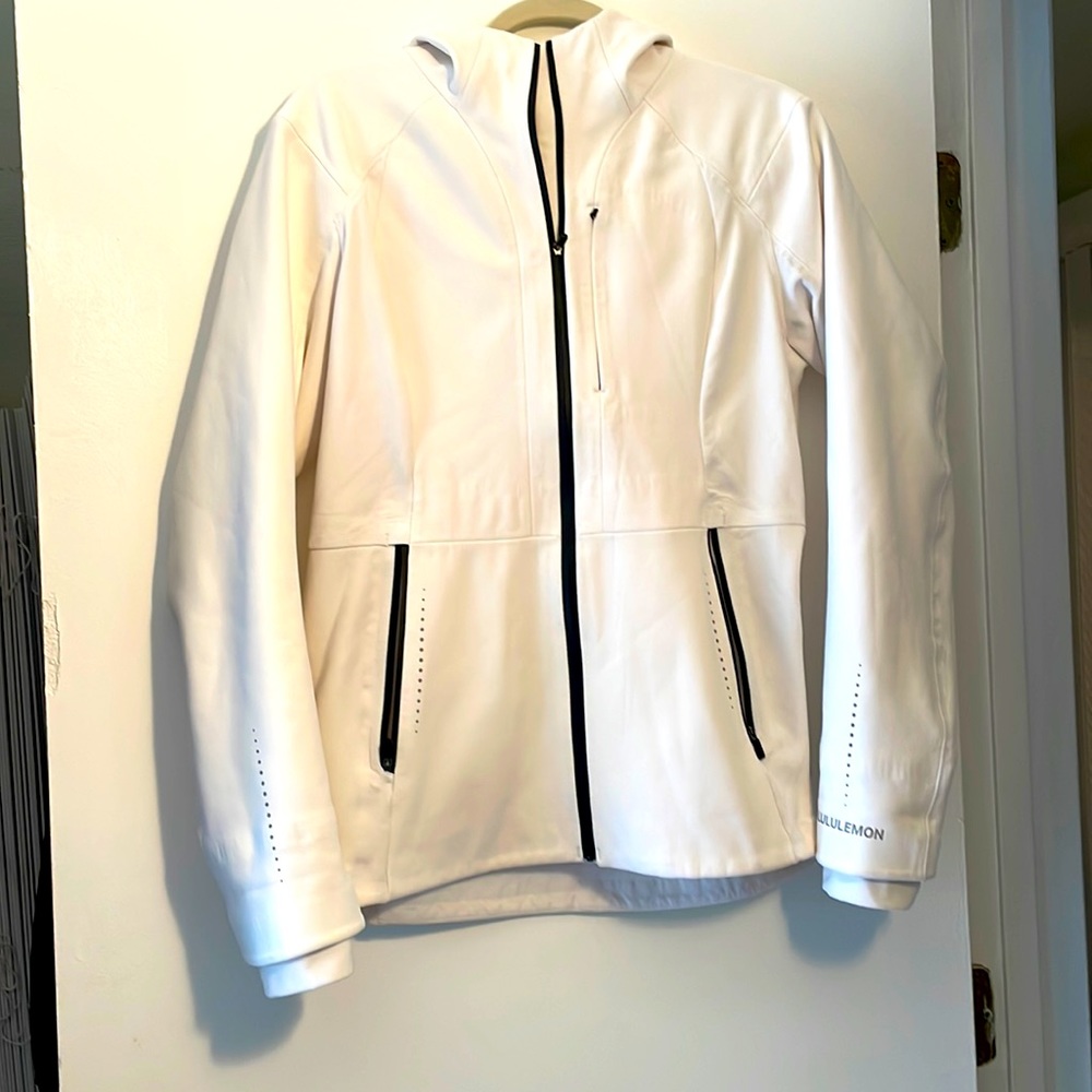 Lululemon white women’s size 12 cross chill jacket.